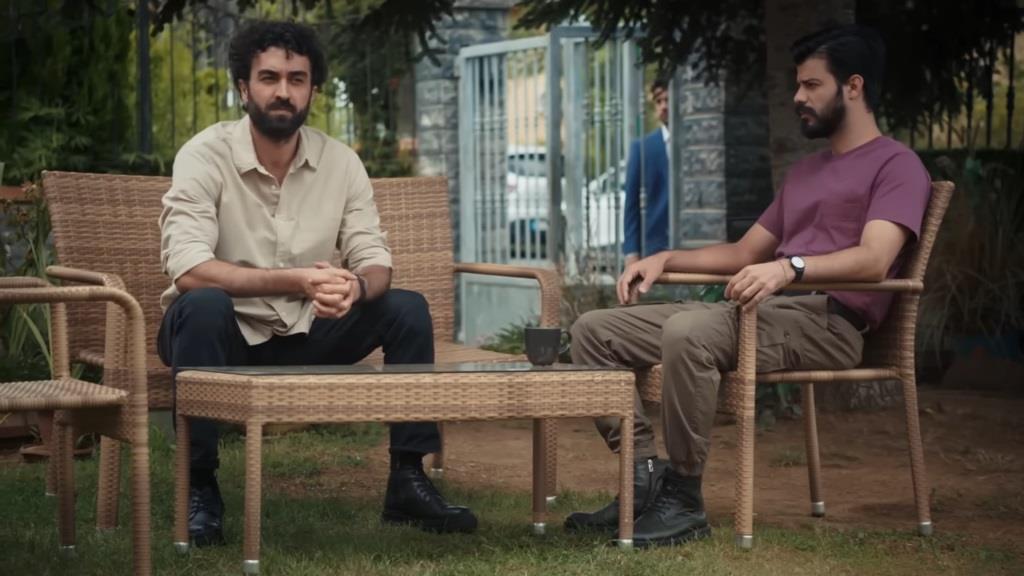 Ferit i Volkan rozmawiają w ogrodzie.