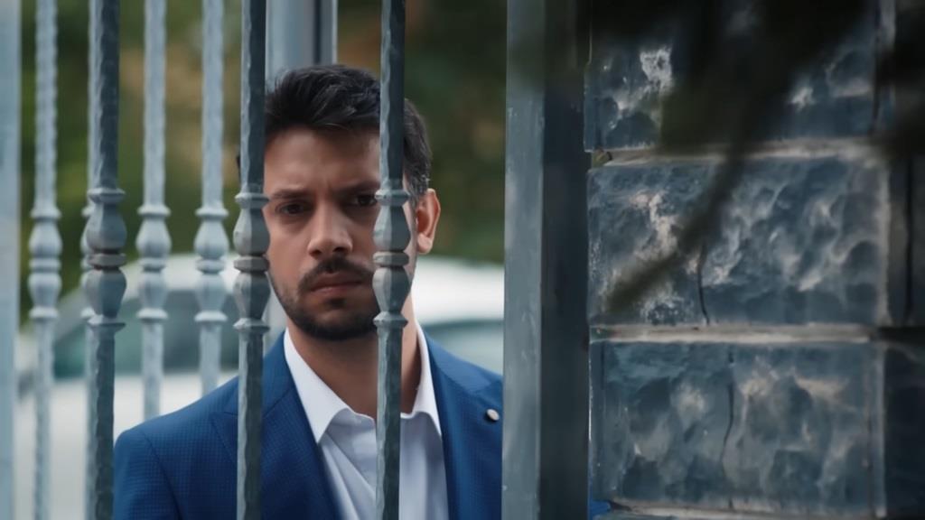 Koray stoi za bramą.