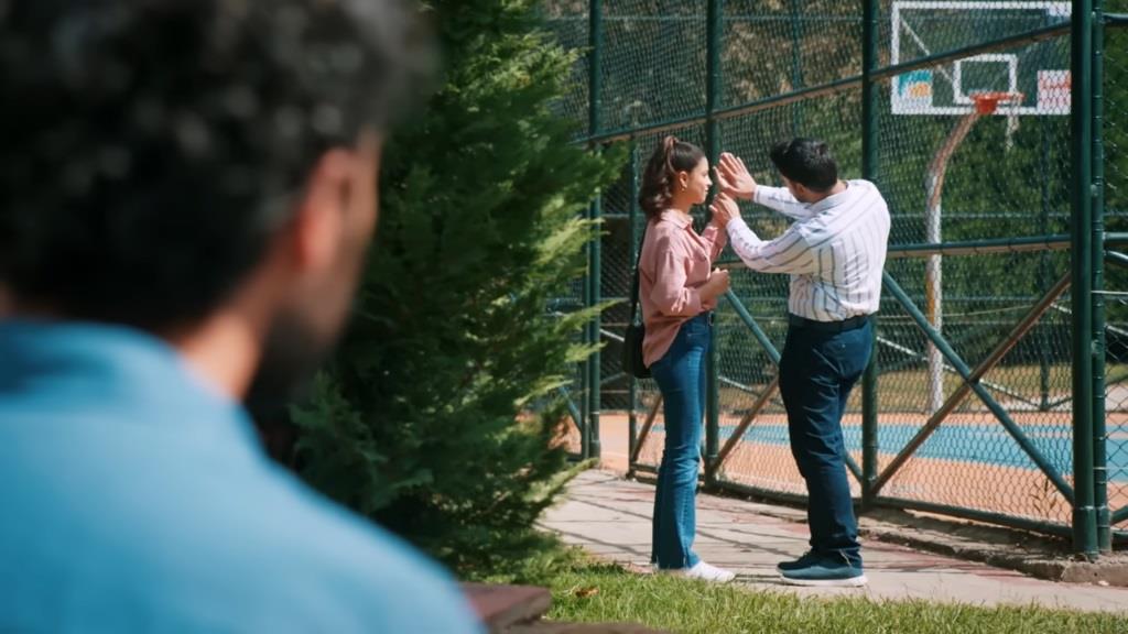 Ferit obserwuje Koraya i Ayse.