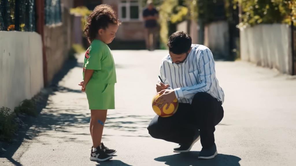 Koray rysuje na piłce Dogi.