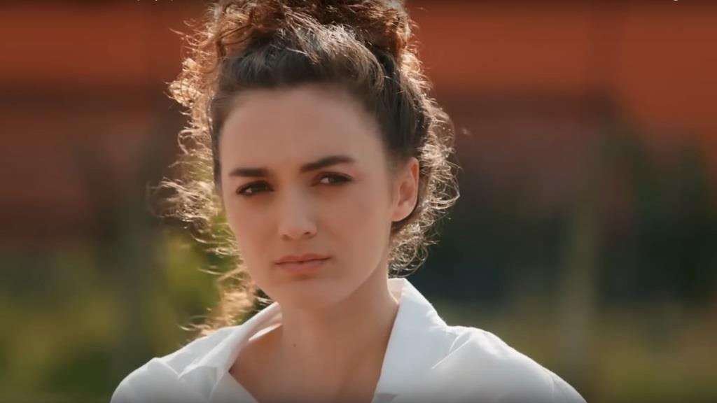 Nana ubrana w białą koszulę, która podkreśla czystość jej serca.