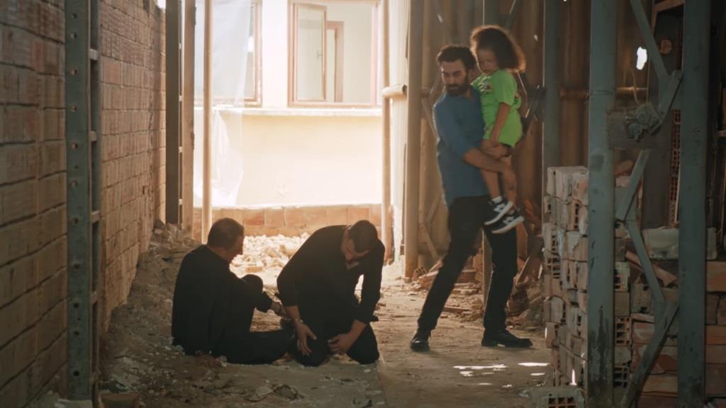 Ferit ratuje Dogę z rąk bandytów.