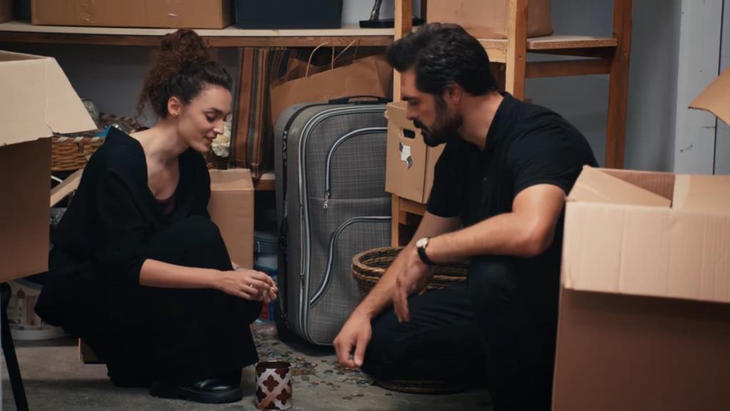 Nana i Yaman w magazynie.
