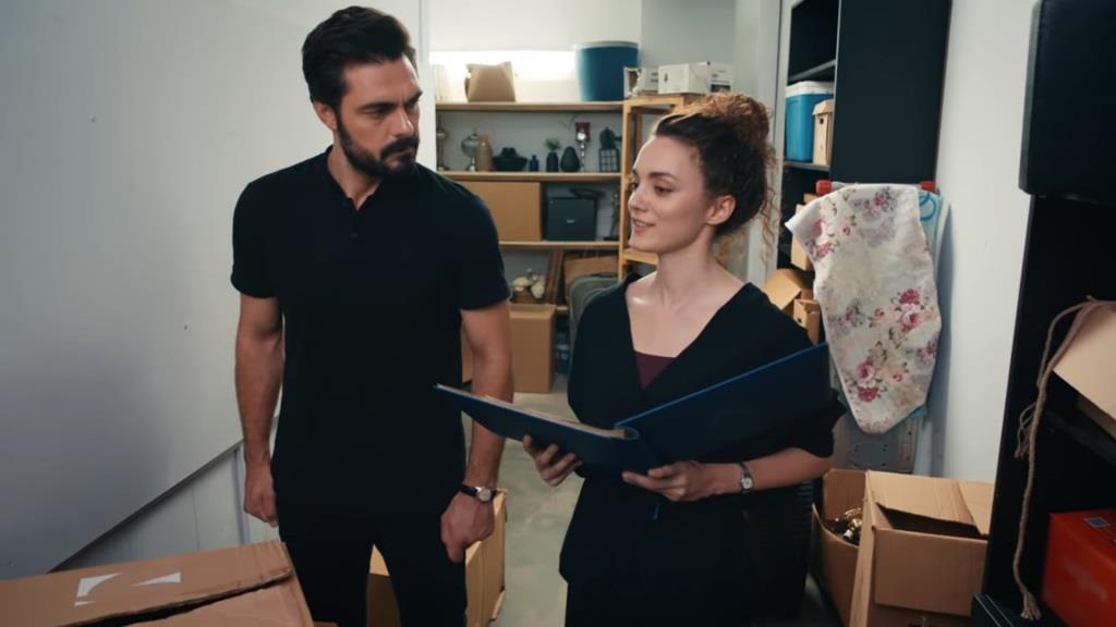 Nana i Yaman w magazynie.