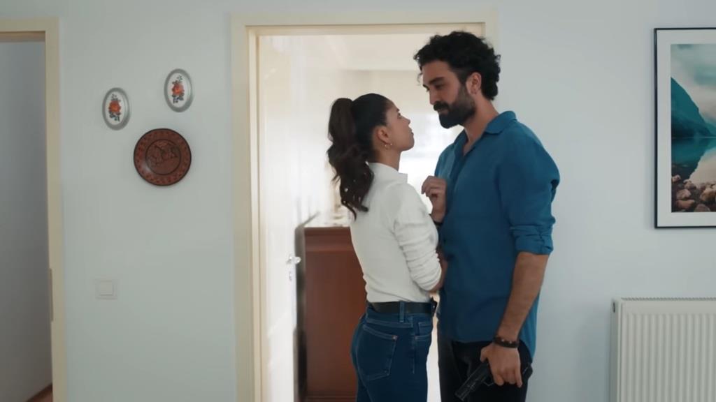 Ferit przyciąga do siebie Ayse, patrząc jej prosto w oczy.