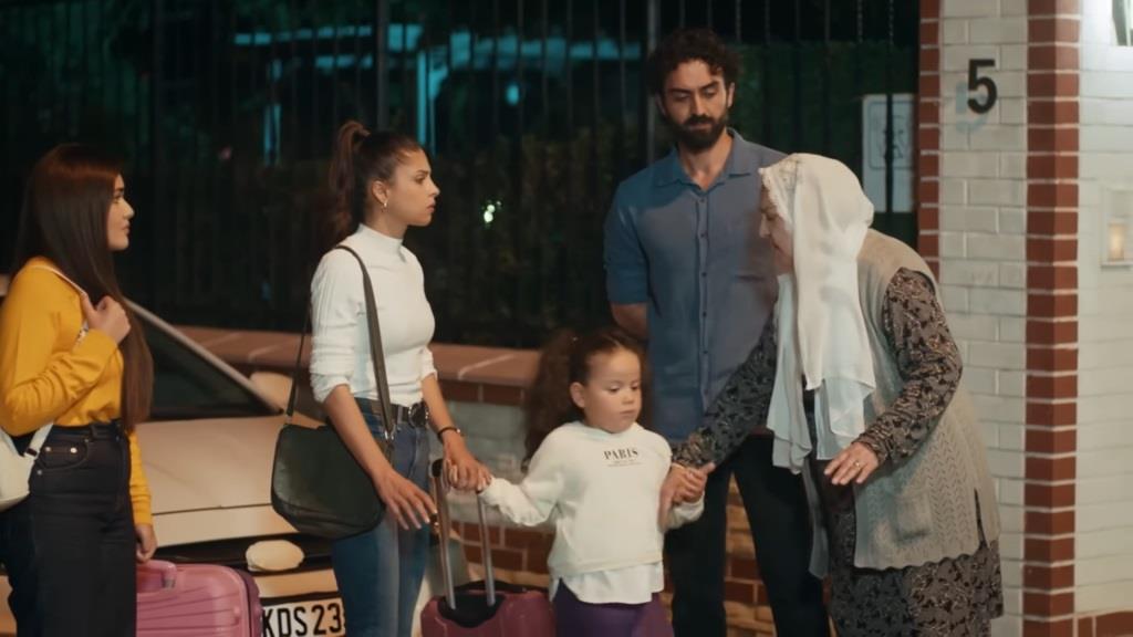 Sultan zaprasza Nese, Ayse i Dogę do swojego domu.