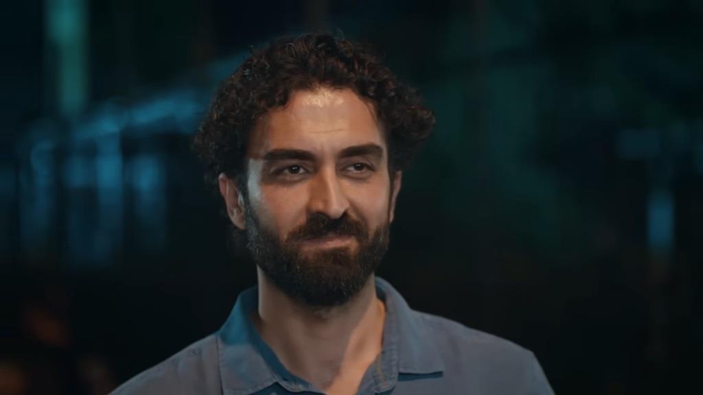 Ferit uśmiecha się - zadowolony, że będzie mieszkał z Ayse.