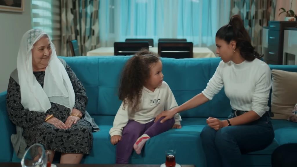 Sultan, Doga i Ayse spędzają wieczór na kanapie.