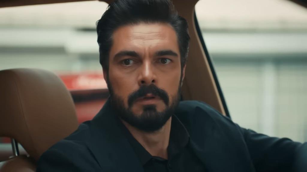 Yaman siedzi w samochodzie. Na jego twarzy maluje się wyraz strachu.