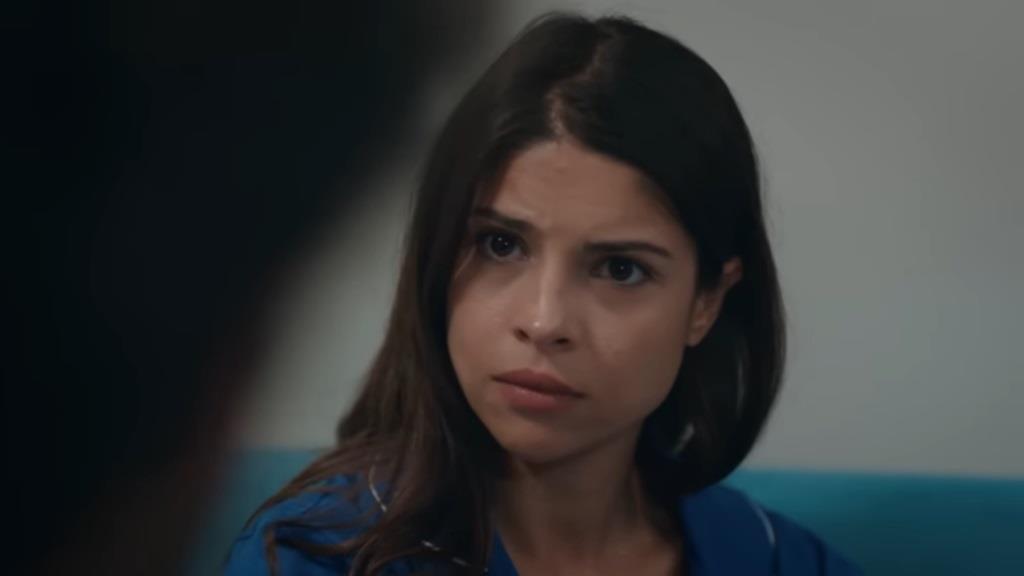 Ayse patrzy na Ferita.
