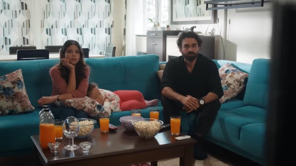 Ayse i Ferit podczas seansu filmowego.