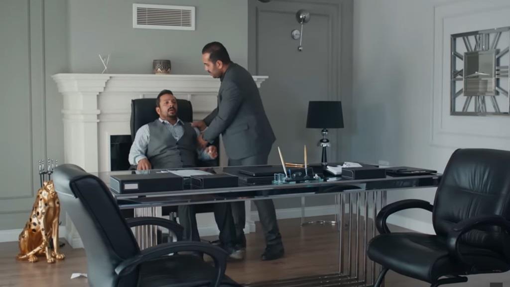 Kazim pochyla się nad siedzącym w fotelu Idrisem.