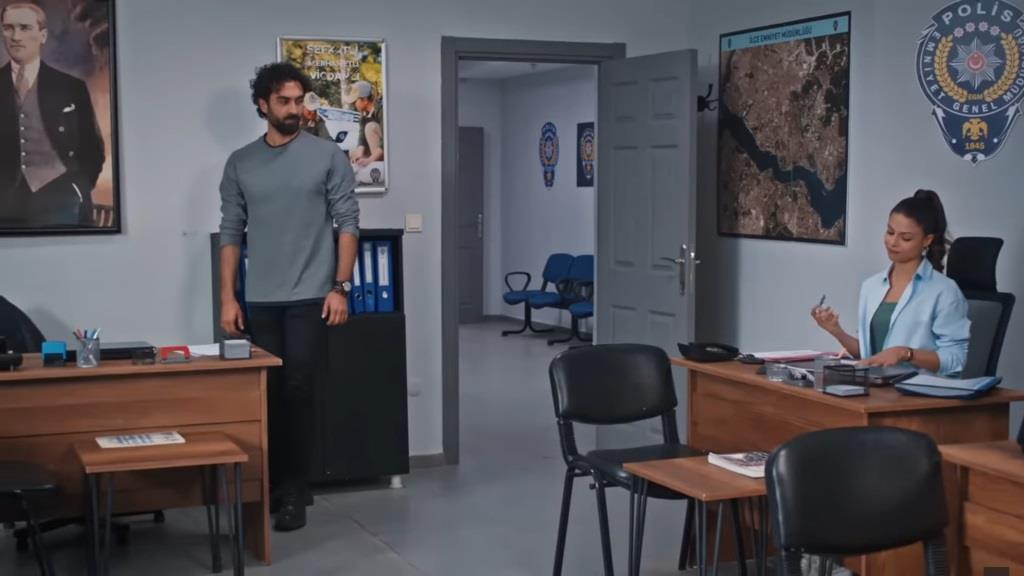 Ferit patrzy na Ayse w biurze komisariatu.