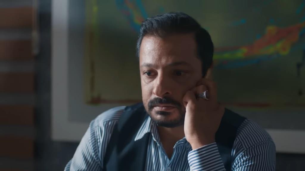 Idris rozmawia przez telefon.