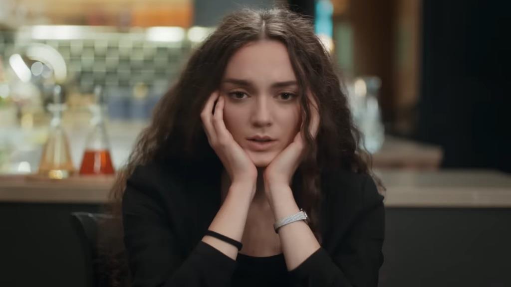 Nana obejmuje dłońmi swoje policzki.