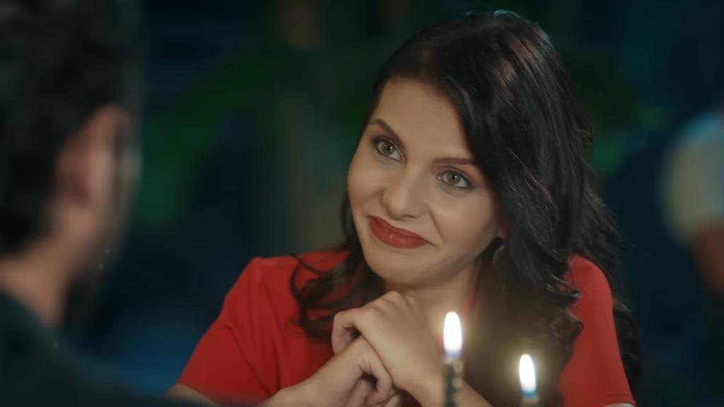 Nalan podczas kolacji przy świecach. Jest wpatrzona w Ferita jak w obrazek.