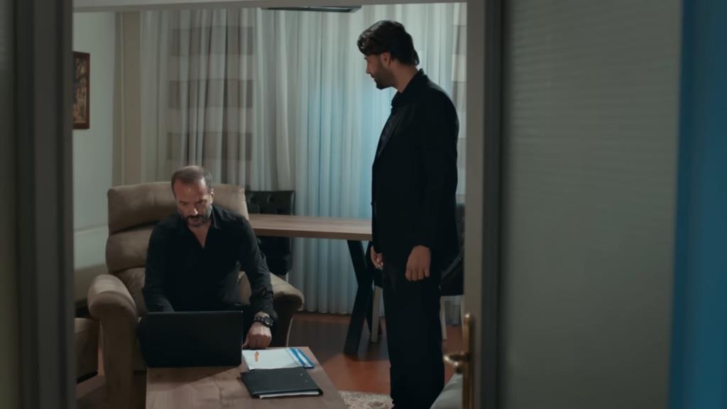 Halit, szantażysta Idrisa, i jego człowiek.