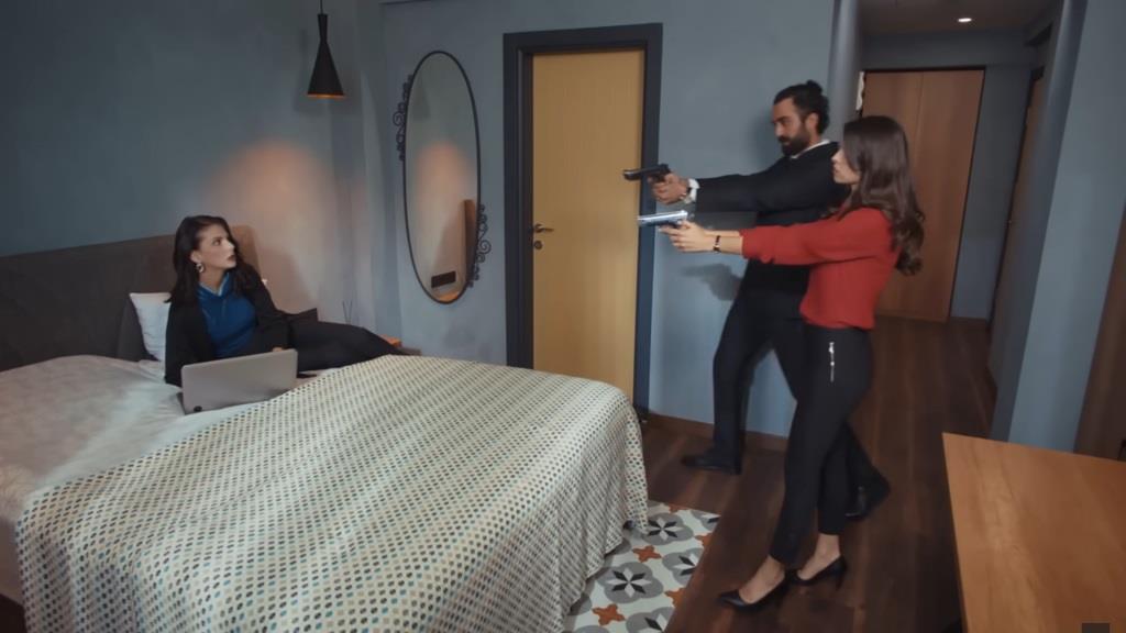 Ayse i Ferit zatrzymują Nalan.