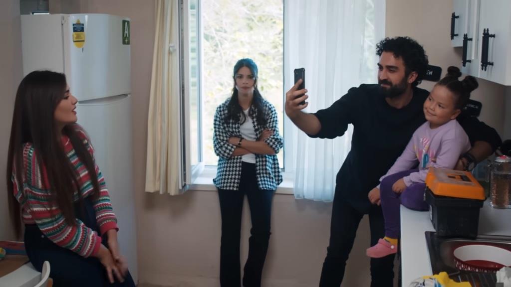 Nese i Ayse patrzą, jak Ferit robi selfie z Dogą.