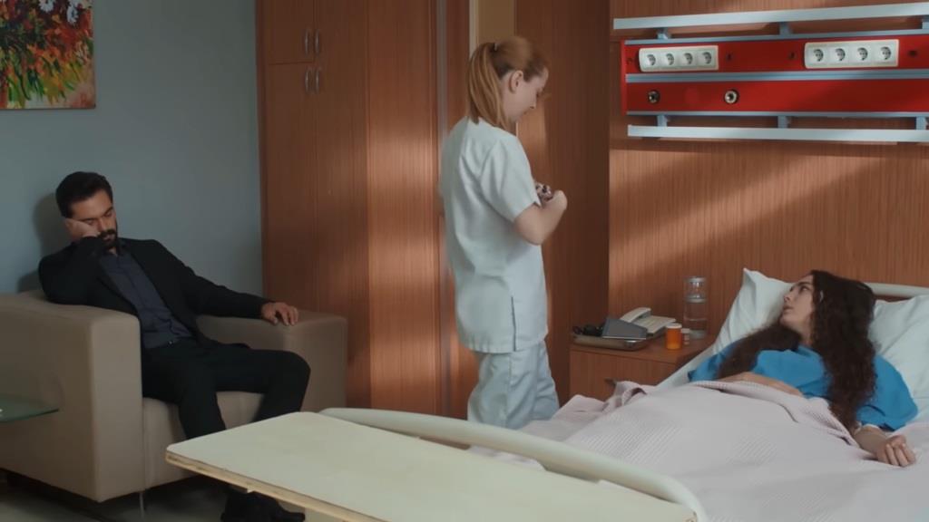 Nana jest przytomna. Przy jej łóżku znajduje się pielęgniarka. Yaman zasnął na fotelu.