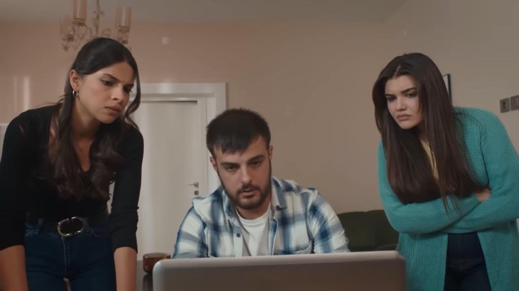 Sąsiad pokazuje Nese i Ayse nagranie.