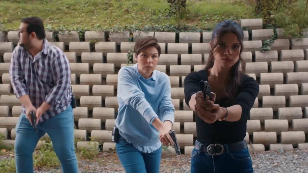 Ibrahim, Kara i Ayse podczas akcji policyjnej.