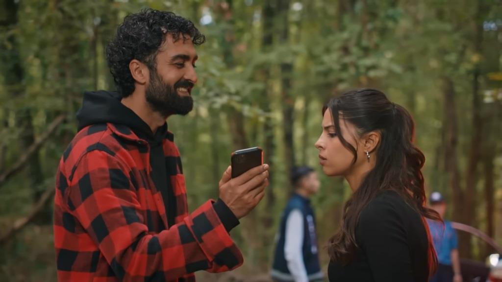 Scena w lesie. Ferit pokazuje Ayse swój telefon.