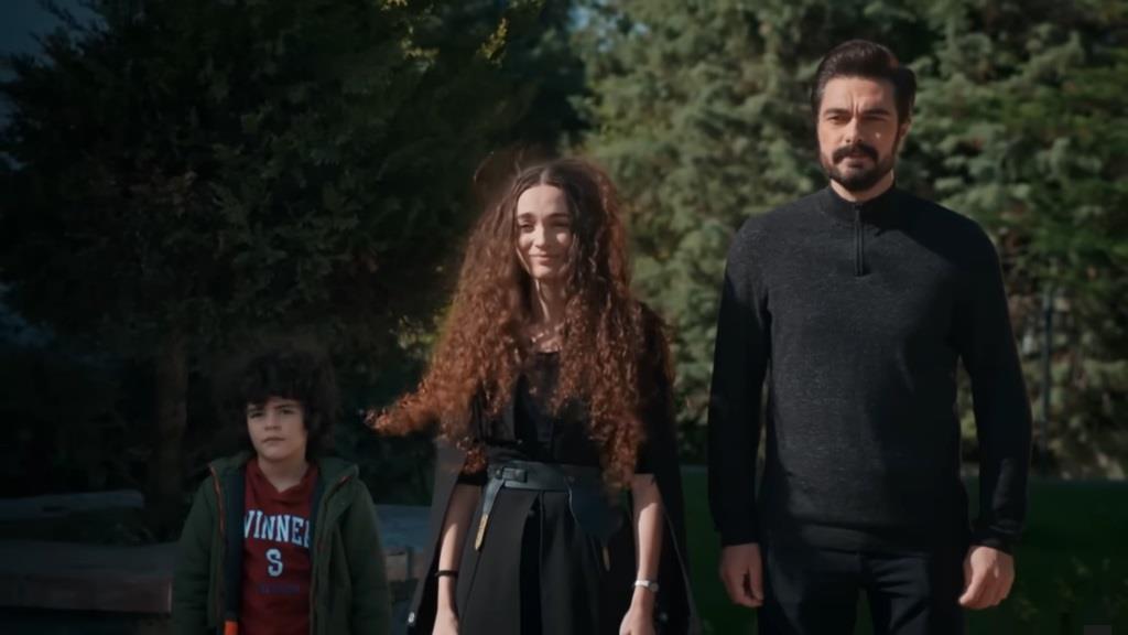 Yusuf, Nana i Yaman żegnają Neslihan.