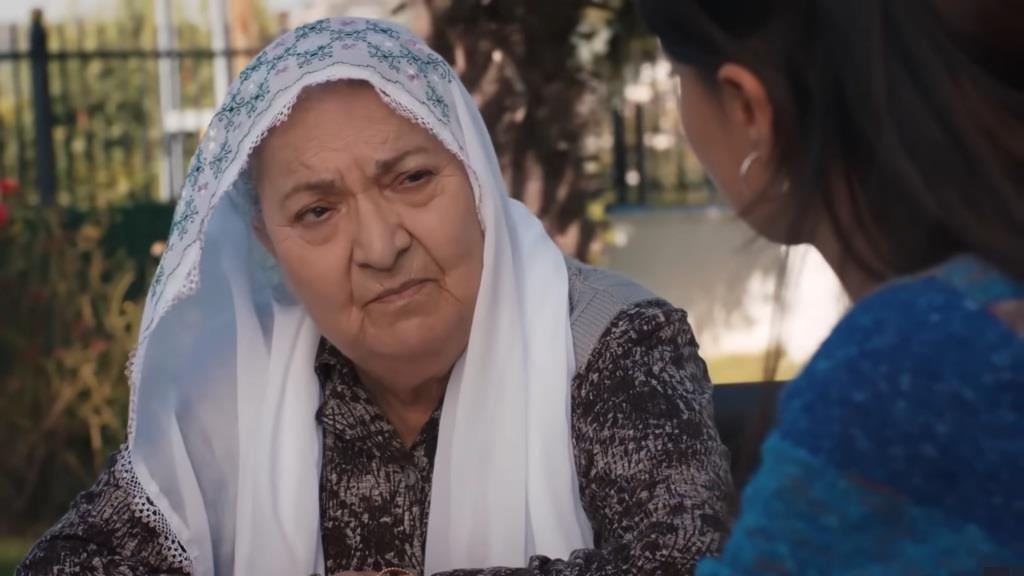 Sultan odbywa poważną rozmowę z Ayse.