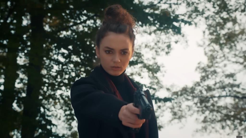 Nana z pewnością trzyma pistolet w ręku, celując w dół.