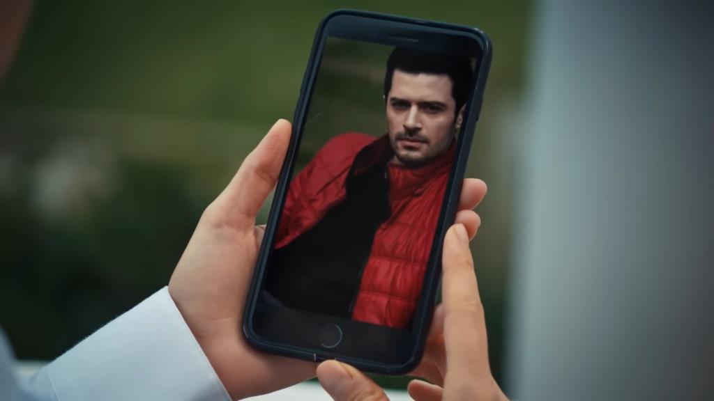 Zdjęcie Aziza Yahyaoglu na telefonie Nany.