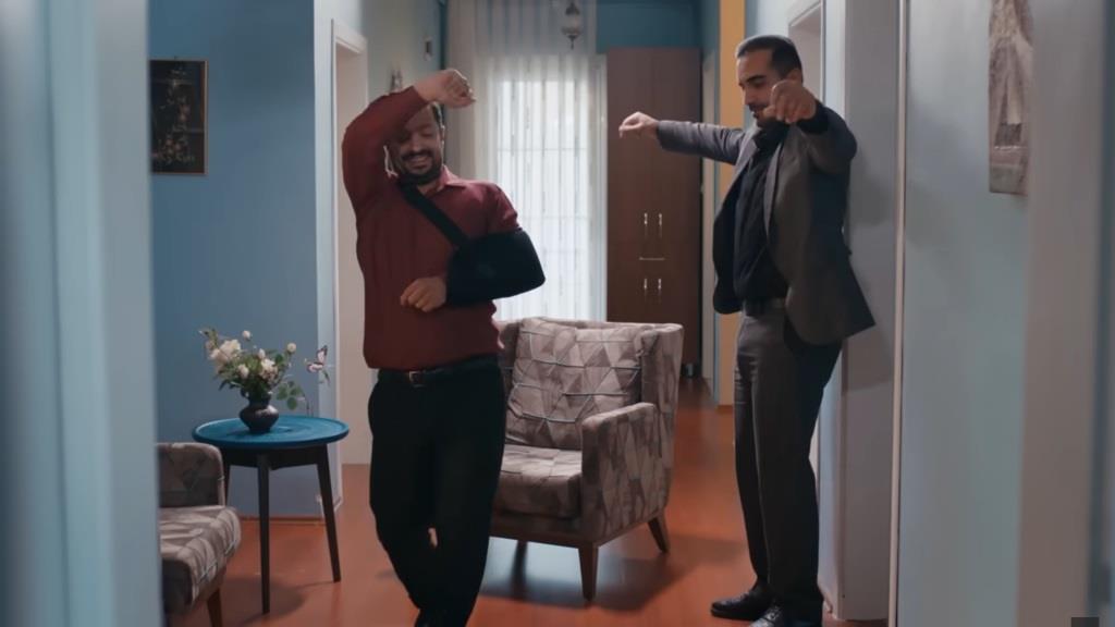 Idris i Kazim tańczą.