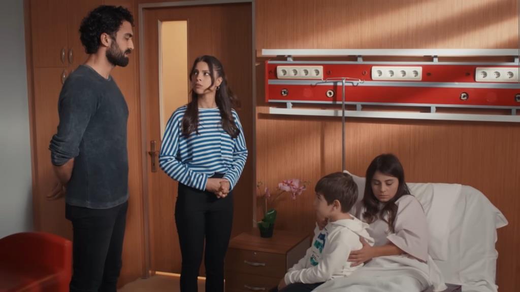 Ferit i Ayse stoją przy szpitalnym łóżku Gulsah. Arda siedzi obok swojej mamy.