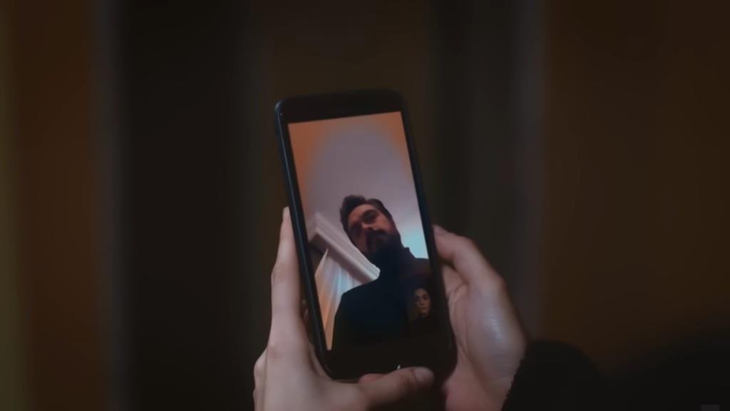 Twarz Yamana na telefonie Nany.
