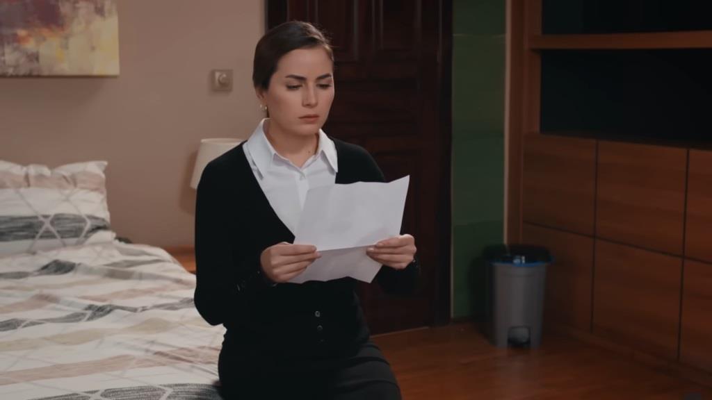 Aynur z listem Nany w rękach.