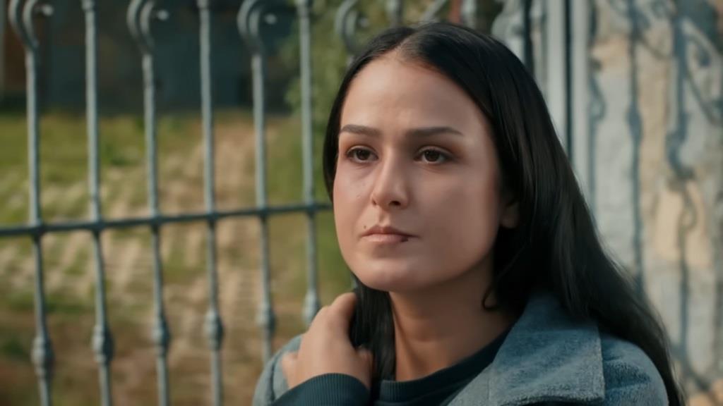 Zbliżenie na twarz kobiety z rozciętą wargą.