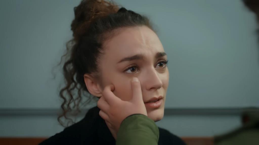 Yusuf ociera łzę z powieki Nany.