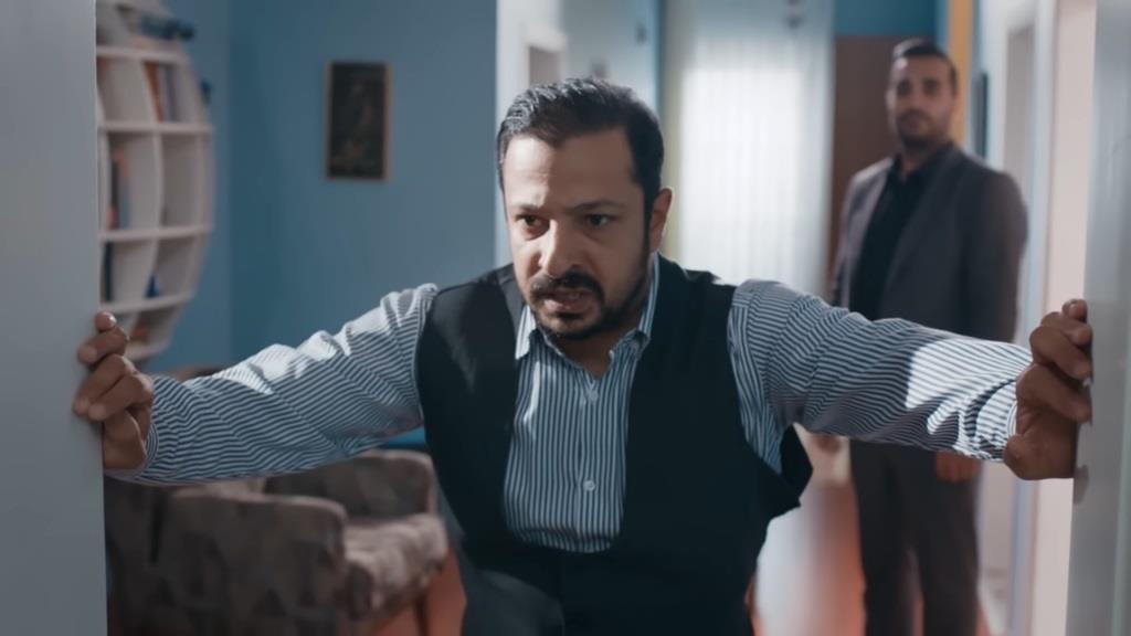 Idris jest wściekły. Za jego plecami stoi Kazim.