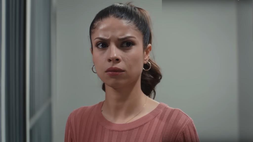 Ayse marszczy brwi.