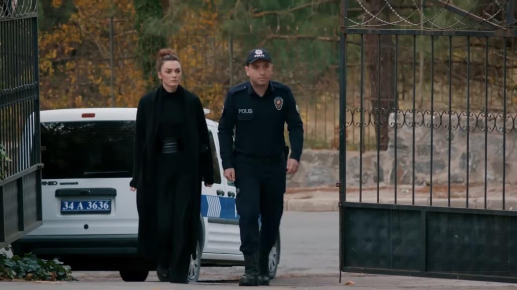 Nana w towarzystwie policjanta.
