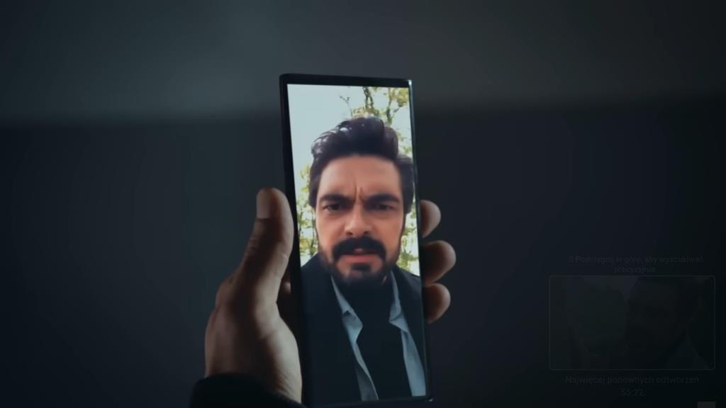 Twarz Yamana na telefonie Idrisa.