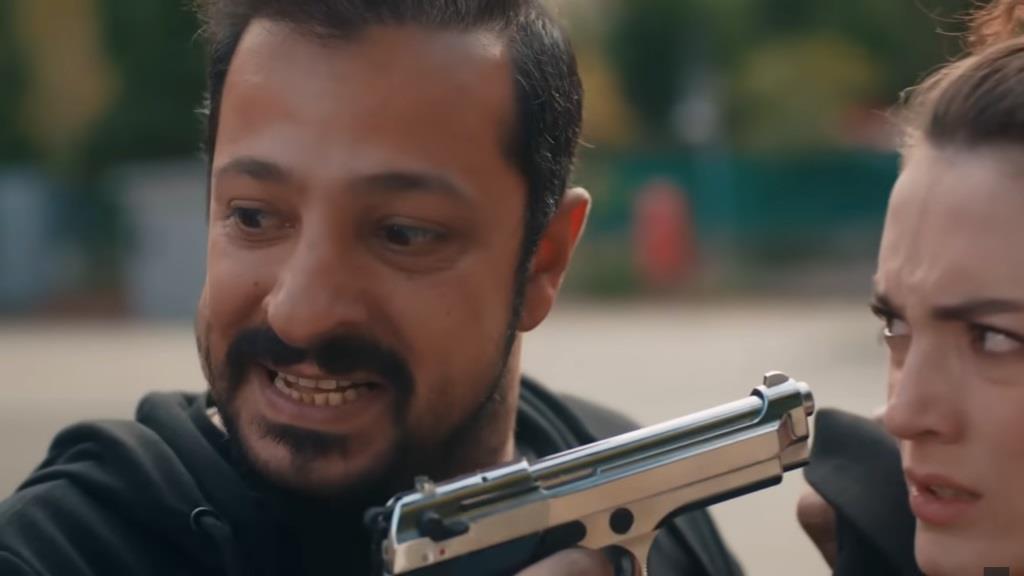Idris trzyma pistolet przy głowie Nany.