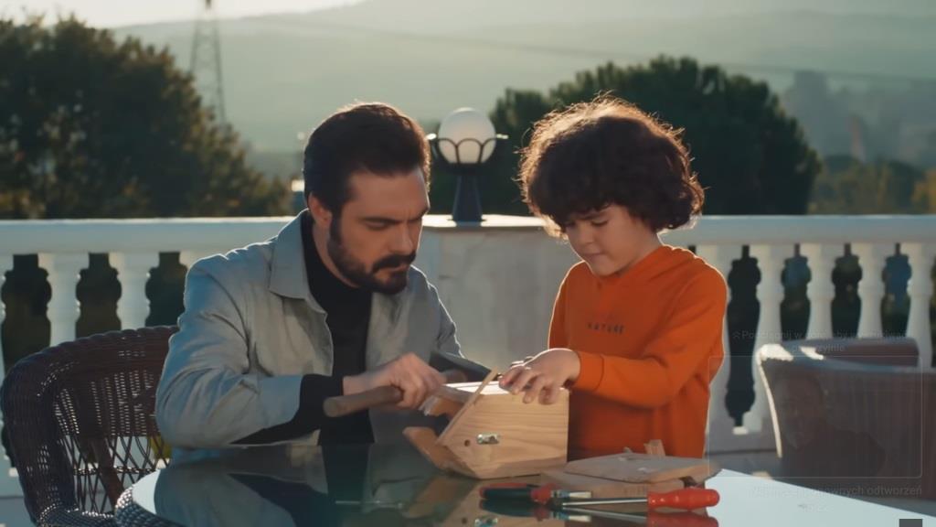 Yaman i Yusuf pracują razem nad modelem z drewna.