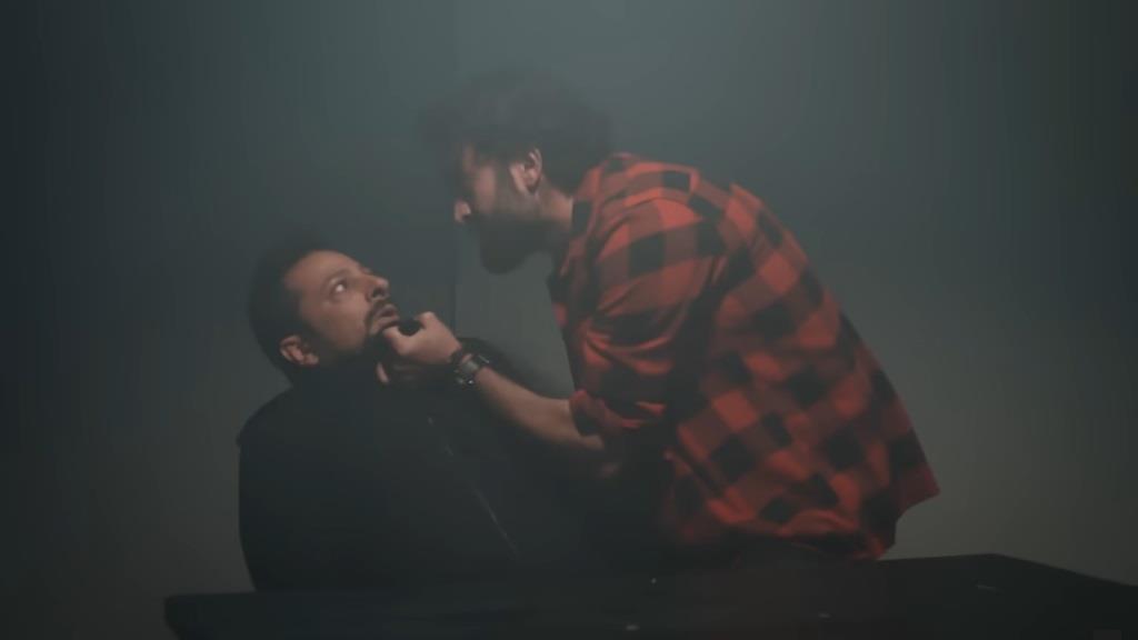 Ferit brutalnie przesłuchuje Idrisa.