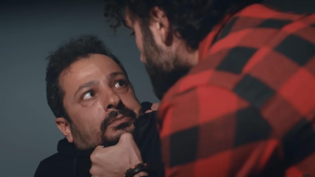 Ferit trzyma Idrisa za kołnierz, zaglądając mu prosto w oczy. Na twarzy przestępcy maluje się strach.