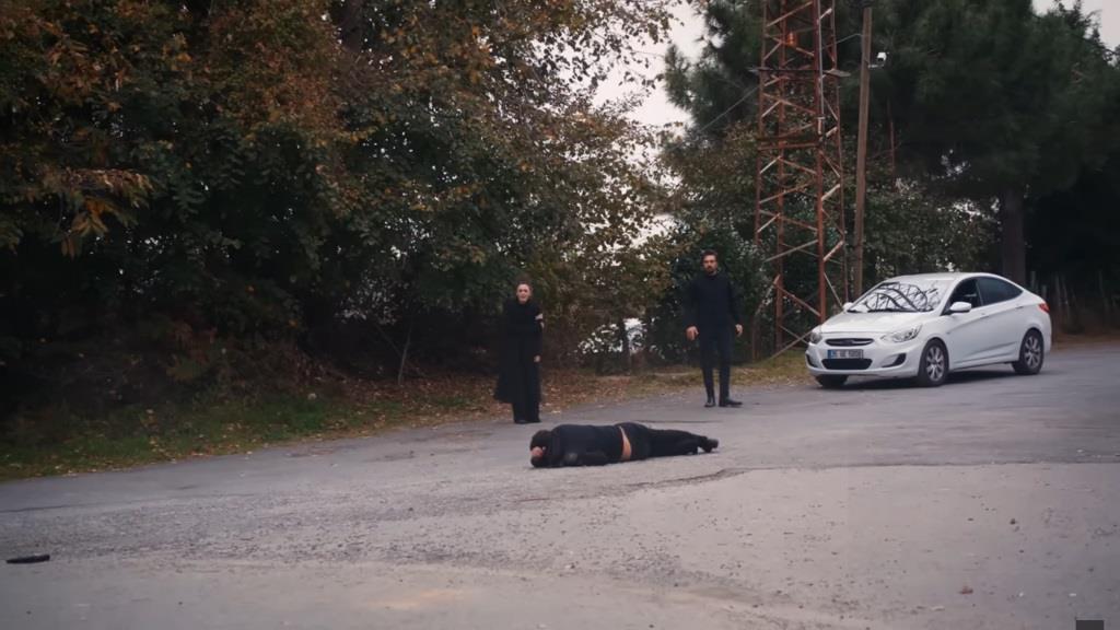 Nana i Yaman patrzą na nieruchome ciało Idrisa.