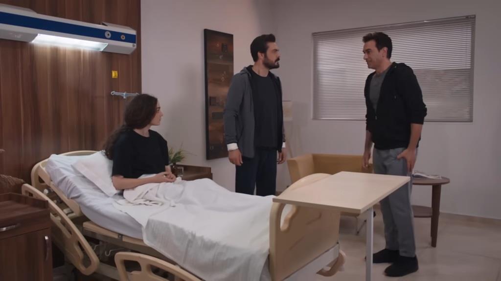 Yaman i Nedim w sali szpitalnej Nany.