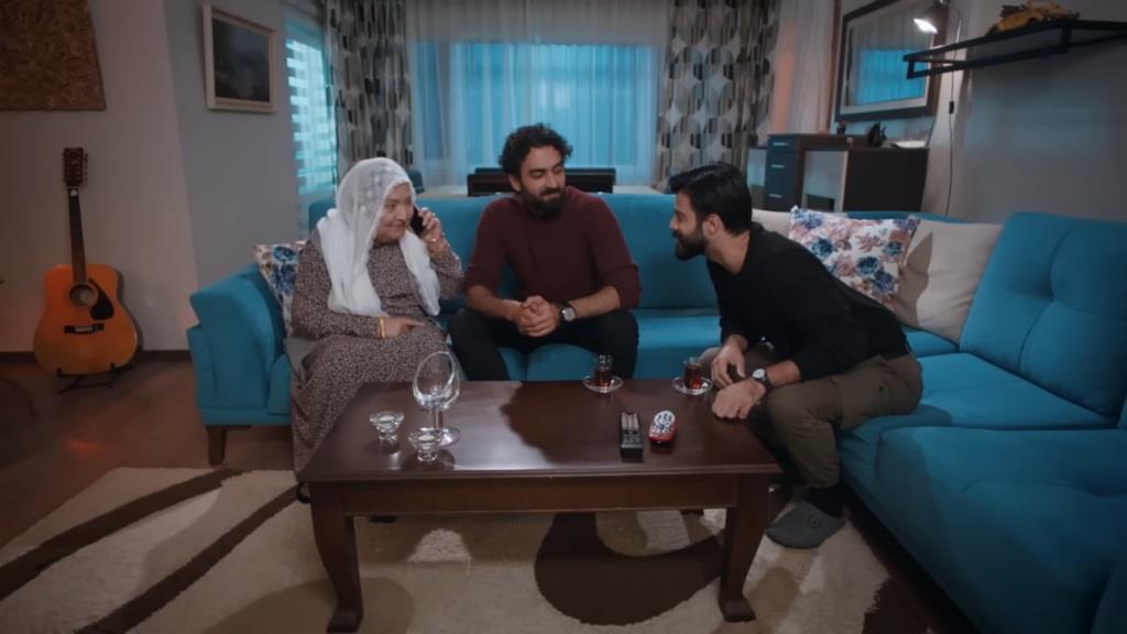 Sultan, Ferit i Volkan siedzą na kanapie.