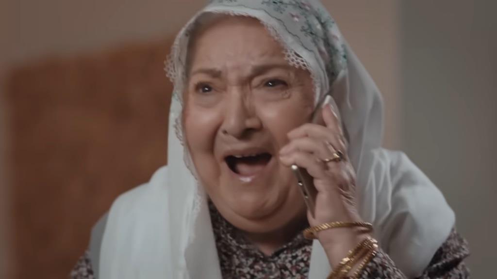 Sultan rozmawia przez telefon i wybucha euforią.