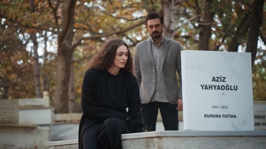 Nana i Yaman na grobie Aziza.
